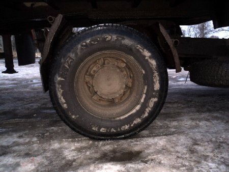 Вид на ступицу правого колеса с резиной на дисках бескамерных 295/80-22.5