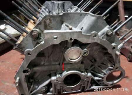 Блок двигателя ГАЗ-53 с красной полоской на месте трещины