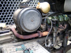 Одноцилиндровый компрессор с правой стороны двигателя